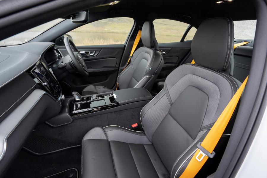 Интерьер Volvo S60 T8 Polestar Engineered 2019 года  (UK) (фото 9 из 40)